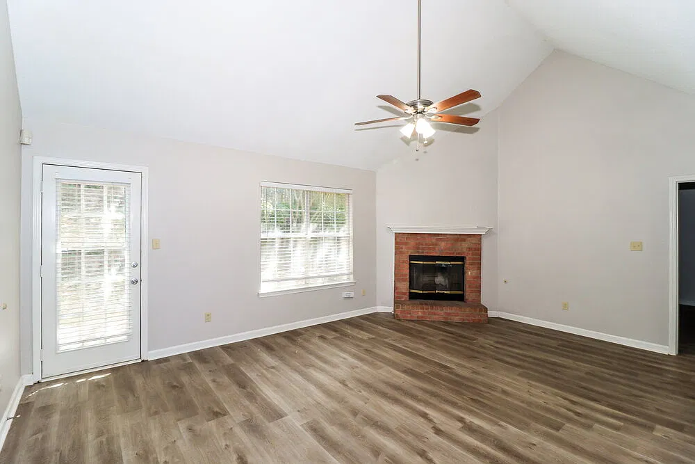 3 bed, 2.0 bath, 1450 sqft, $2,430 — Photo 4