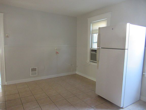 3rd image of 783 Brewster St Floor 1
