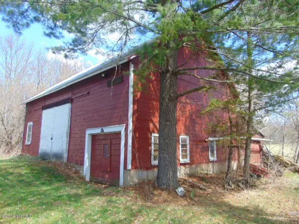 45137 County Road 215, Lawrence, MI 49064