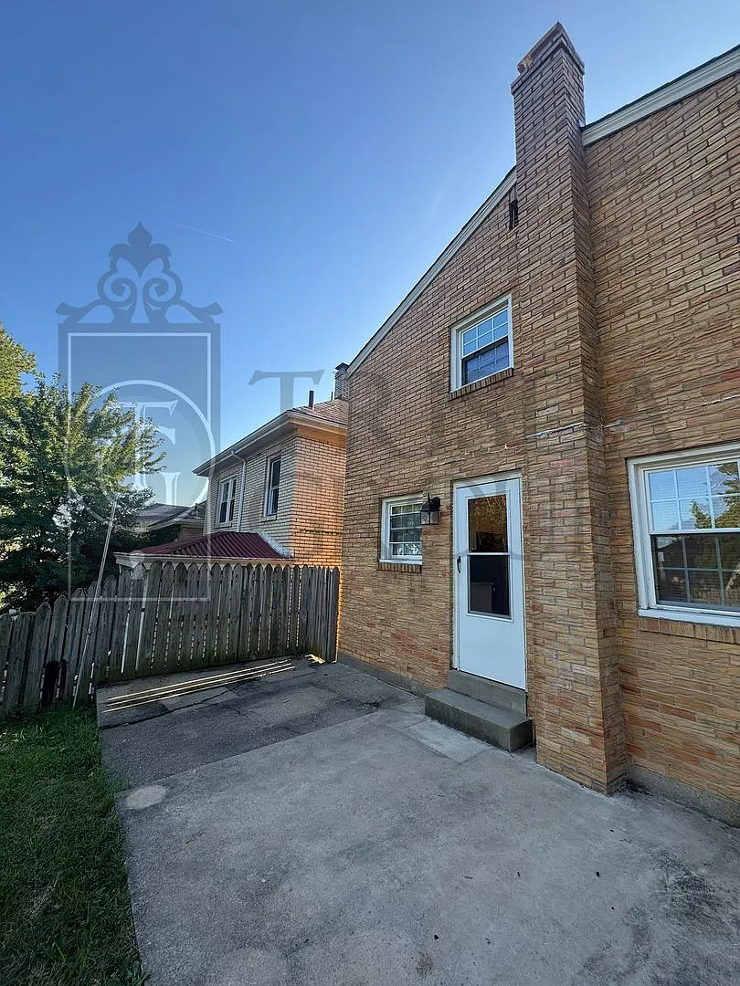 Move In Ready! Brick Single Family Home With Garage, Fenced Yard, Ac, Laundry, Hardwood Floors, P... — Photo 3