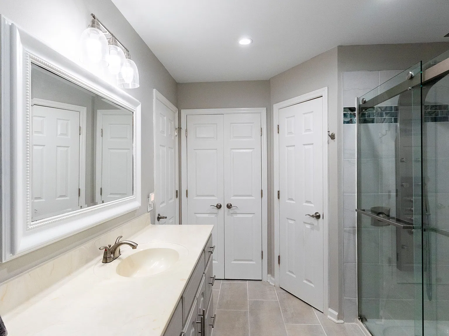 3 bed, 2.0 bath, 1376 sqft, $2,400 — Photo 2