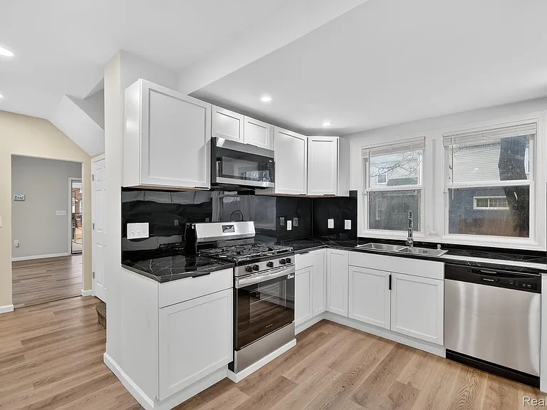9290 Wildemere St — Photo 6