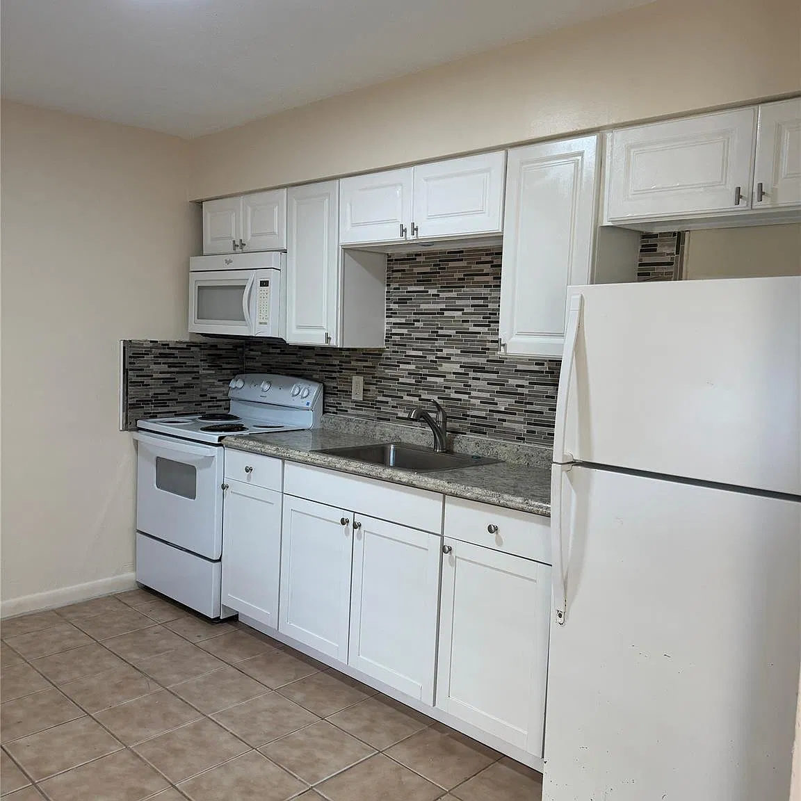 2 bed, 1.0 bath, 3892 sqft, $1,800 — Photo 1