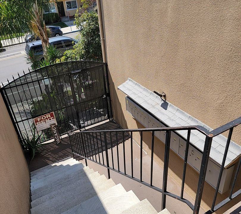 1st image of 3160 Lincoln Ave #11