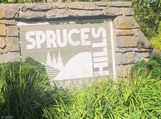 211 Spruce Hills Dr #211, Glen Gardner, NJ 08826