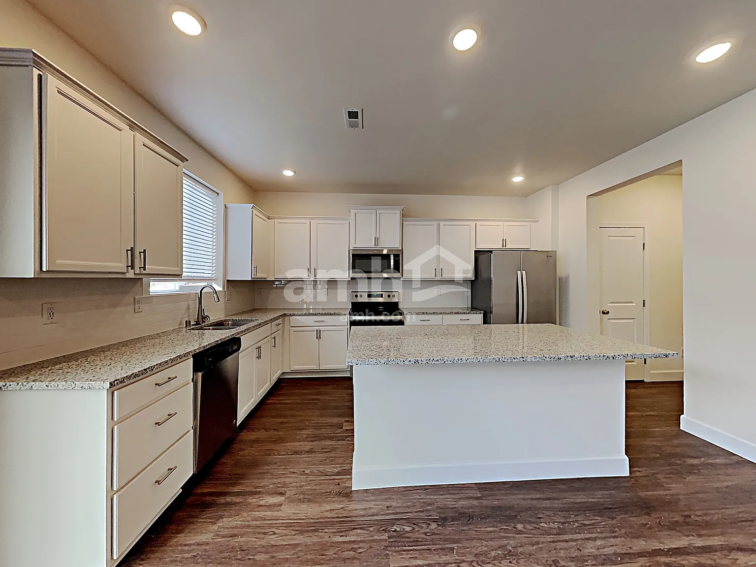 5 bed, 2.5 bath, 2124 sqft, $3,425 — Photo 3