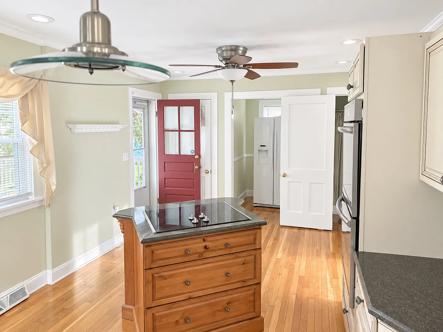 3 bed, 1576 sqft, $3,600 — Photo 2