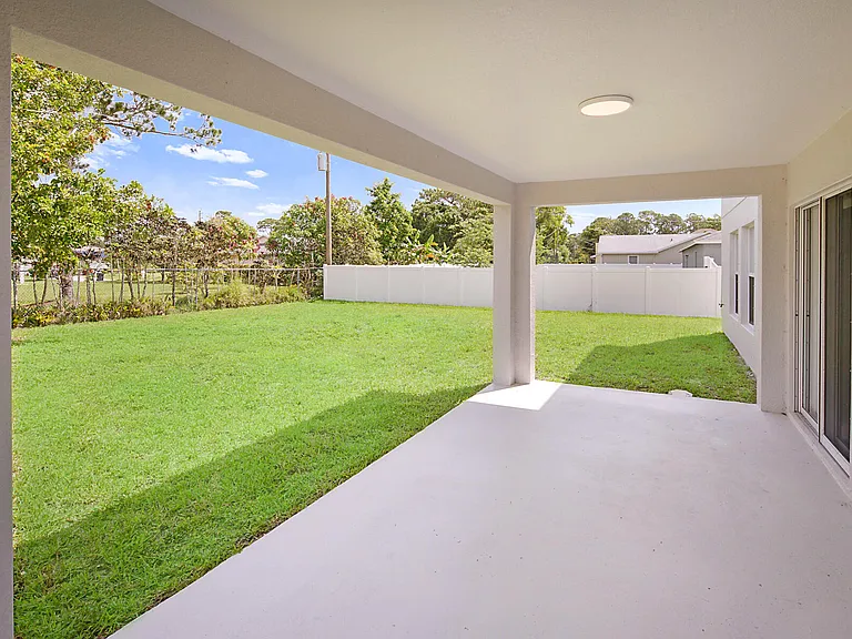 617 SE Karrigan Ter — Photo 43
