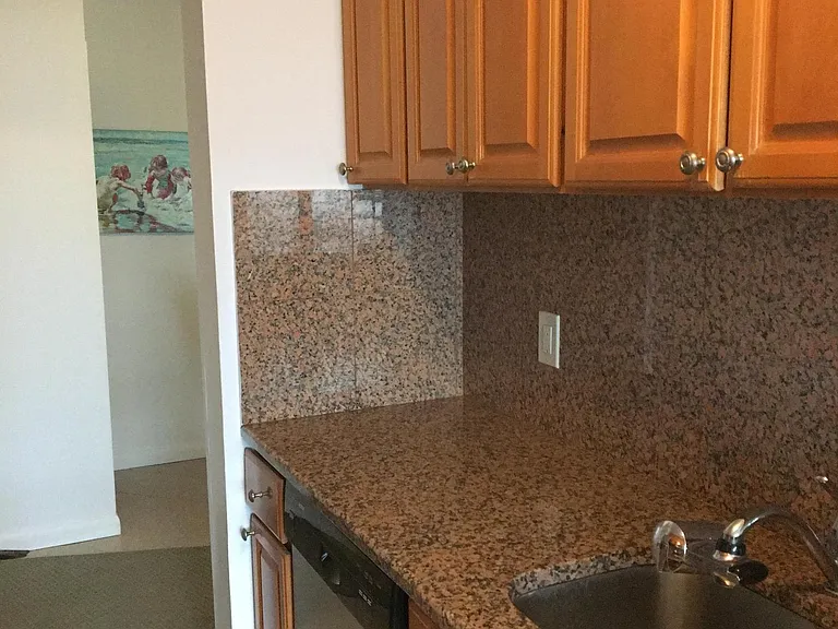 750 W Broadway #2R — Photo 6