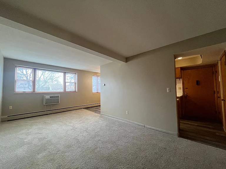 996 Van Buren — Photo 10
