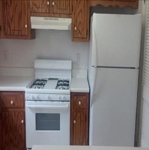 Full-size Refrigerator and stove