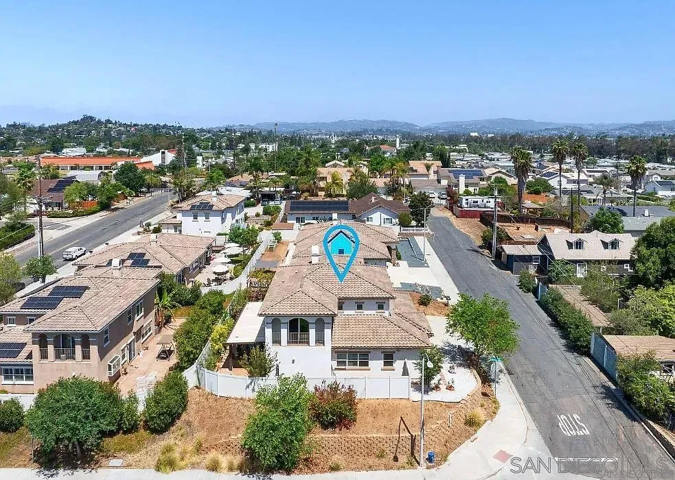 4 bed, 3.0 bath, 2740 sqft, $6,200 — Photo 4