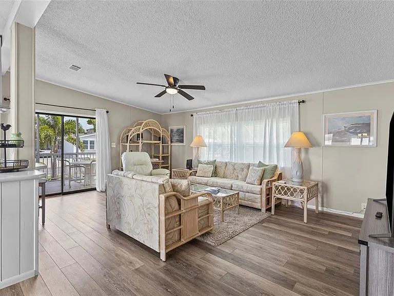 611 La Jolla Cir — Photo 11