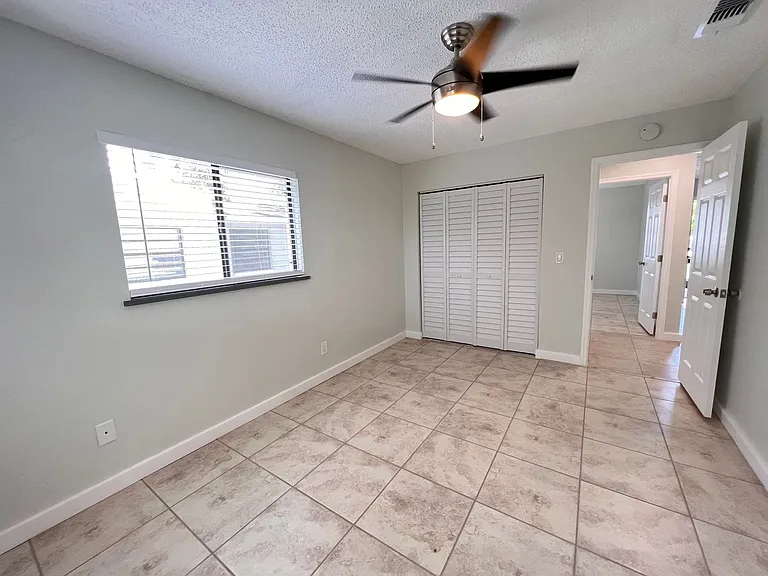 Lakeside Cove Apartments — Photo 11