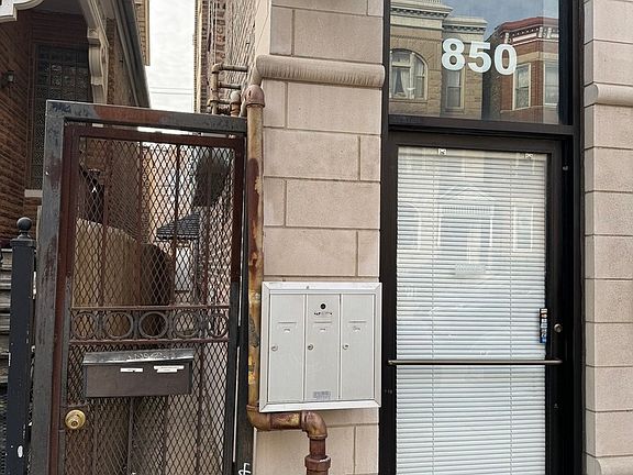 2nd image of 850 N Damen Ave APT 1R