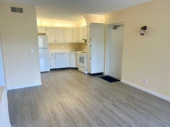 4th image of 1112 Green Pine Blvd #1112C1