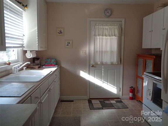 5th image of 230 Leisure Ln