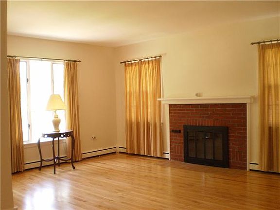 3rd image of 11913 Clinton St