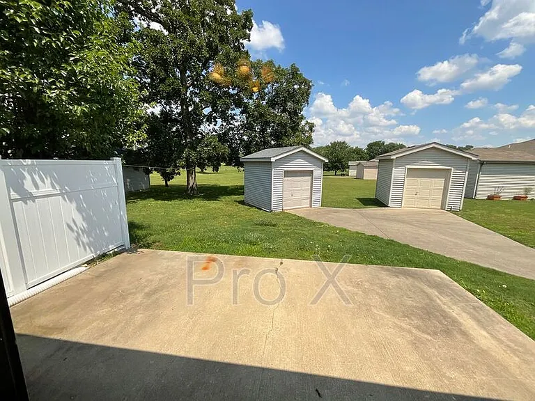 124 W Briarbrook Ln — Photo 15