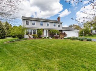 10 Farmingham Dr, Penfield, NY 14526