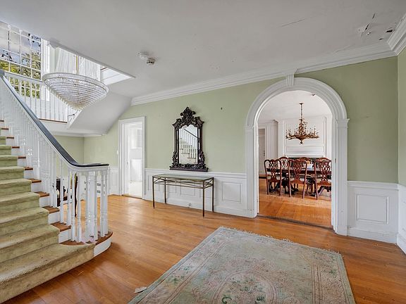 4th image of 10 Hicks Ln