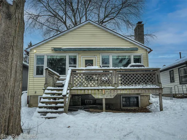 8421 Lagoon St, Commerce Township, MI 48382