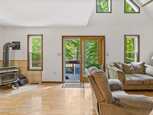 281 Wyalusing Dr, Pocono Lake, PA 18347