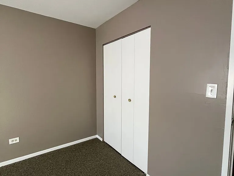 111 Pickwick Dr — Photo 7