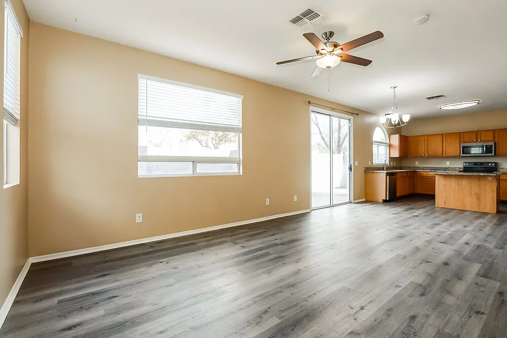 3 bed, 2.5 bath, 1649 sqft, $1,985 — Photo 4