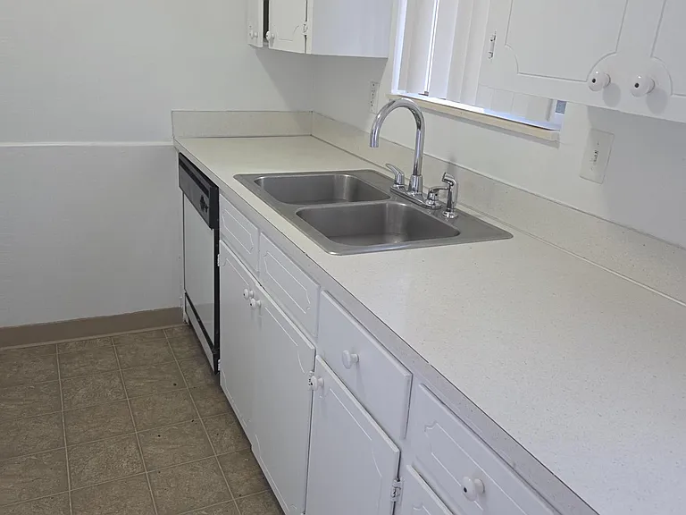 211 SE Uglow St #15 — Photo 6