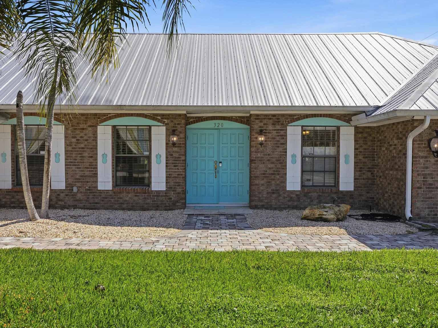 3 bed, 2.0 bath, 2050 sqft, $4,500 — Photo 3