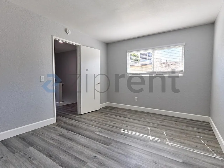 213 E Acacia St #C — Photo 14