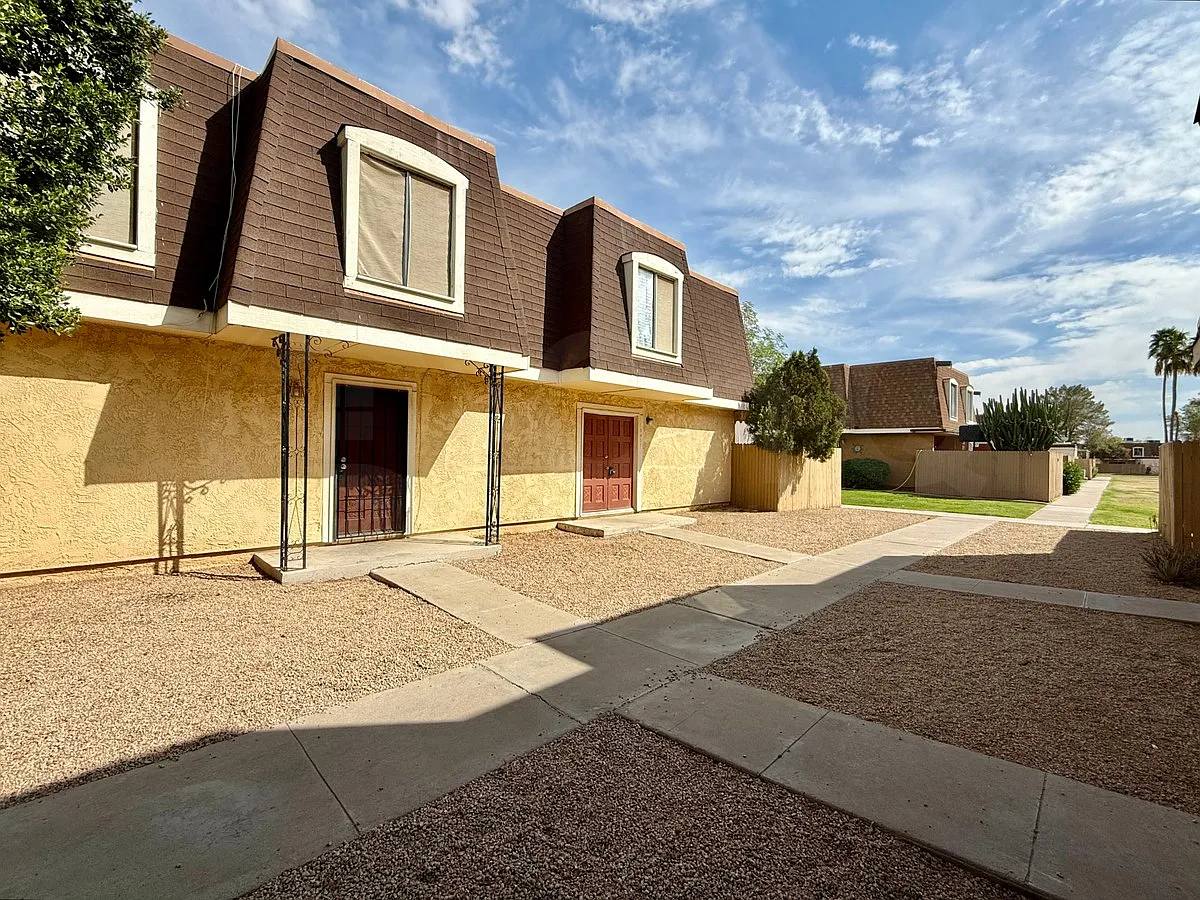 3 bed, 1.5 bath, 1008 sqft, $1,495 — Photo 3
