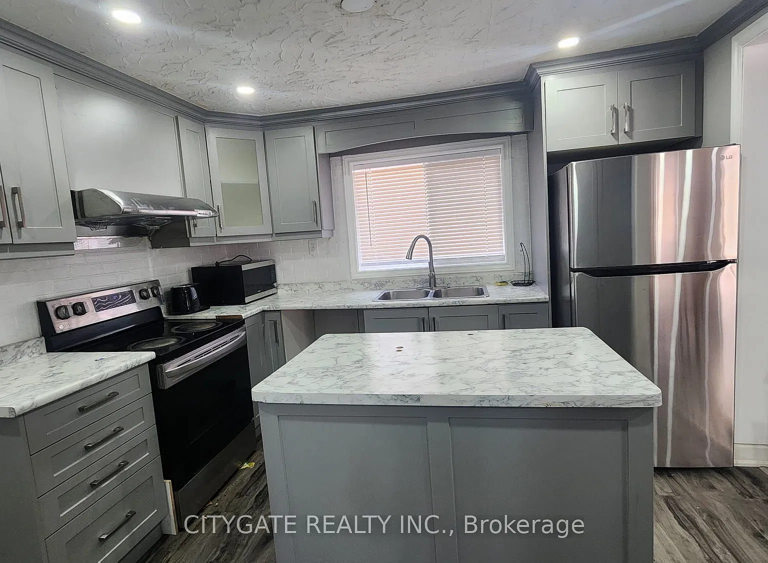 3 bed, $2,200 — Photo 2