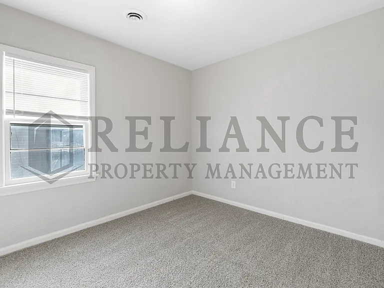 1047 S Glenn St — Photo 16