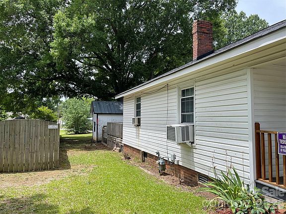 3rd image of 1408 Moose Rd