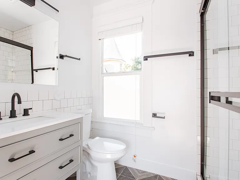 1158 W 37th St #5 — Photo 13