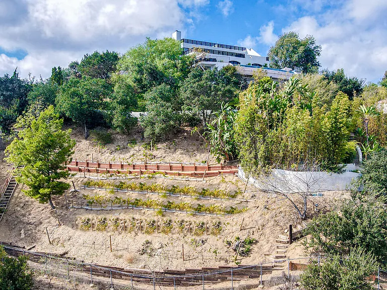 13211 Mulholland Dr — Photo 42