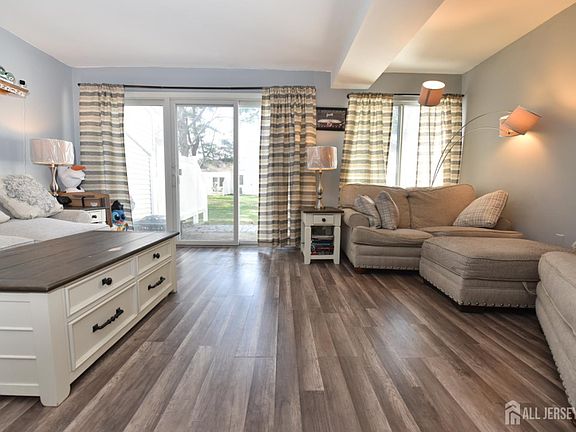 4th image of 34 Woodmere Ct
