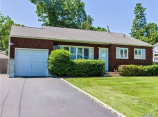 18 Fenwood Rd, Huntington Station, NY 11746