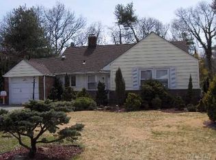 100 North Ct, Roslyn Heights, NY 11577