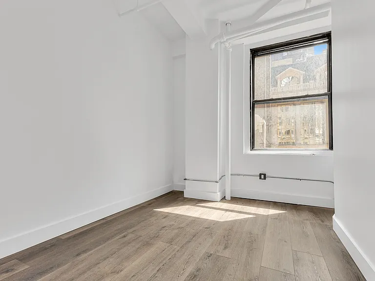 255 W 36th St #1007 — Photo 4