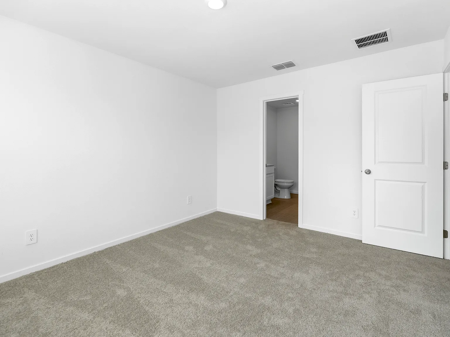 3 bed, 2.5 bath, 1378 sqft, $2,100 — Photo 4
