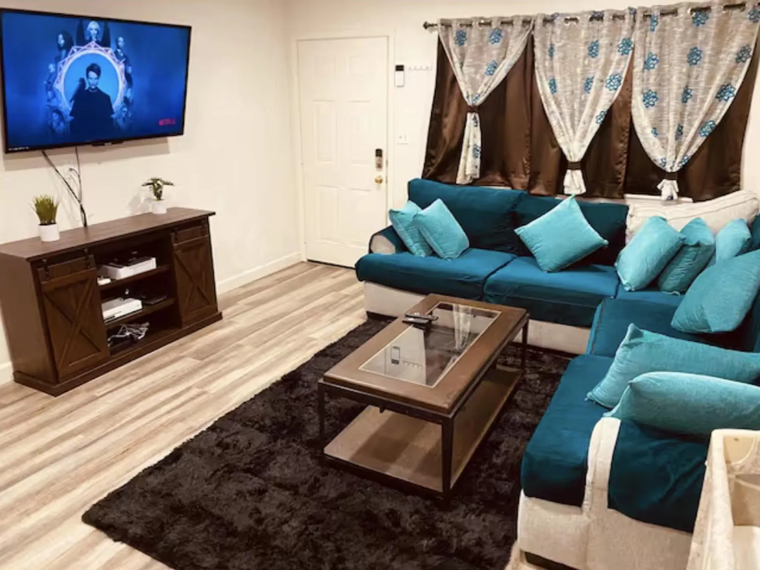3 bed, 1038 sqft, $3,200 — Photo 3