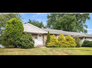 32 Phyllis Dr, Bethpage, NY 11714