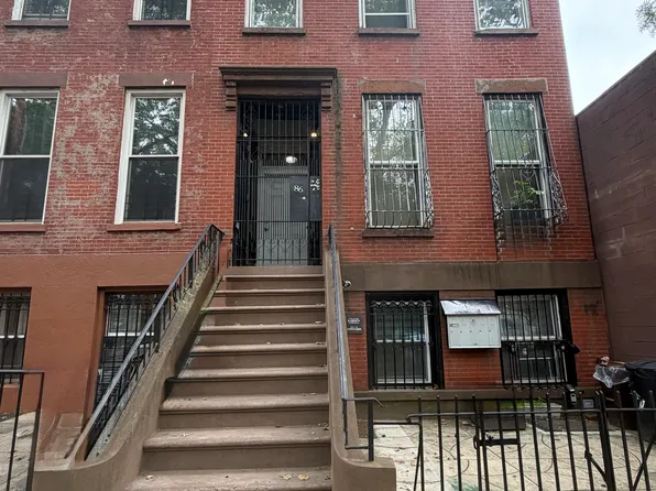 86 Waverly Avenue image 1 of 7