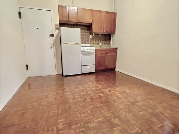 3rd image of 321 E 85th St APT 3C