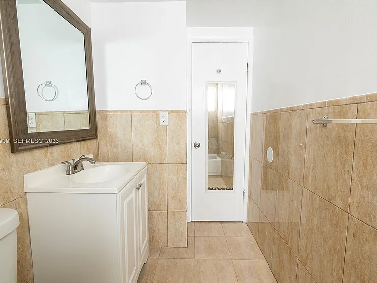 1091 SW 4th St #1 — Photo 3