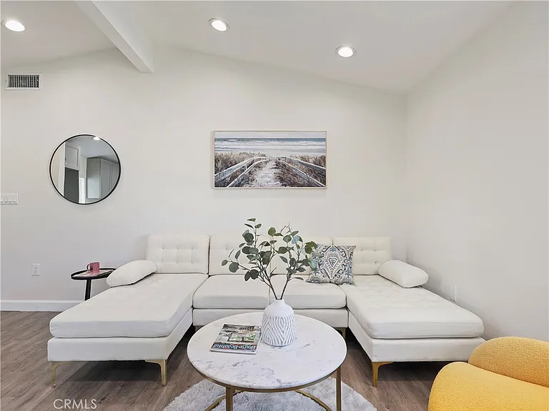 15803 Chatsworth St — Photo 11