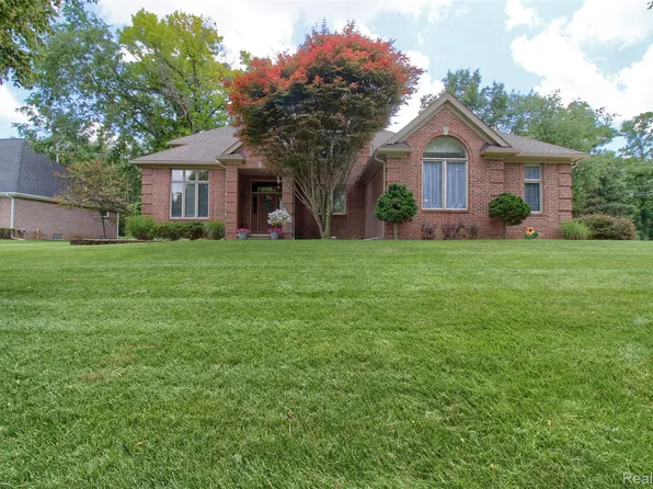 151 Wendover Ct, Commerce Township, MI 48390